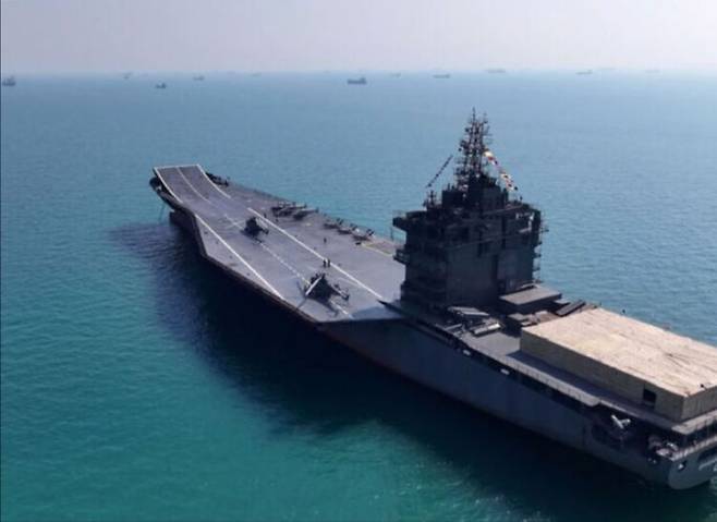 이란 혁명수비대(IRGC)가 6일 걸프 해역(페르시아만) 남부 해안 인근에 정박 중인 드론 항공모함 ‘샤히드 바게리’를 공개했다. 이란은 한국에서 건조된 상선을 2년 반에 걸쳐 군사 플랫폼으로 개조했다. IRGC·AFP연합뉴스