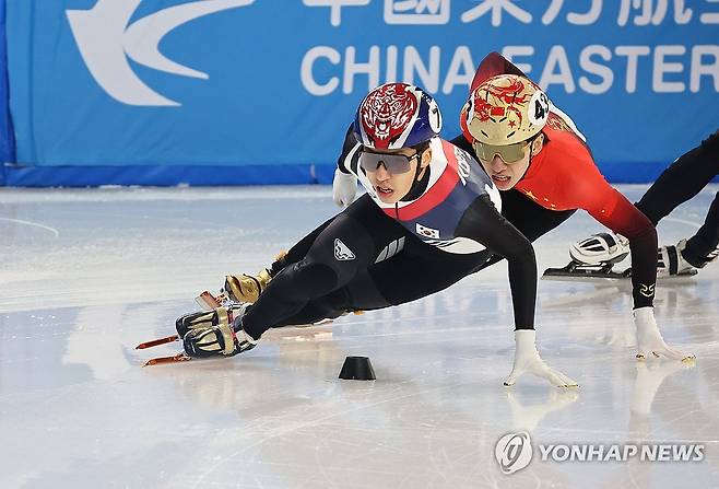 8일 중국 하얼빈 헤이룽장 빙상훈련센터 다목적홀에서 열린 하얼빈 동계아시안게임 쇼트트랙 남자 1,500m 결승. 왼쪽의 박지원과 린샤오쥔이 질주하고 있다. 연합뉴스
