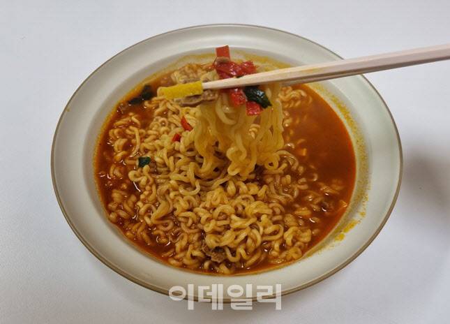 직접 조리한 농심라면의 모습 콩고기와 청경채 등 건더기가 눈에 띈다 (사진=농심)