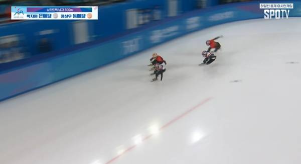 쑨룽의 밀어주기를 받아 1위로 올라서는 린샤오쥔. ⓒSPOTV 중계화면 캡처