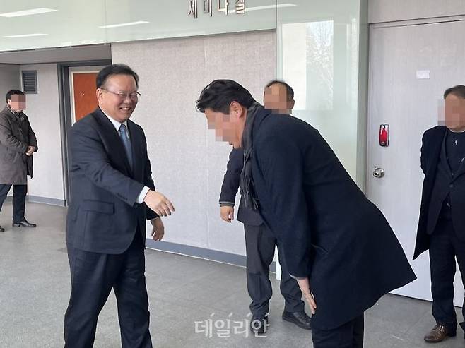 김부겸 전 국무총리가 지난 8일 오후 광주 염주체육관 국민생활관에서 열린 '탄핵 후 국가 대개혁을 위한 청년의 역할' 특강에 앞서 지지자에게 악수를 건네고 있다. ⓒ데일리안 김수현 기자