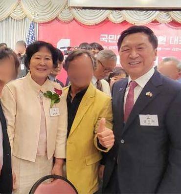 애니 챈(왼쪽)이 2023년 10월 미국 워싱턴에서 열린 재외동포 정책 간담회에서 김기현 당시 국민의힘 대표와 만나 기념사진을 찍고 있다. 한미동맹USA재단 홈페이지
