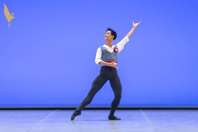 8일(현지시간) 열린 스위스 로잔 발레 콩쿠르에서 ‘파리의 불꽃’ 주요 장면을 선보이고 있는 발레리노 박윤재. 사진제공=로잔 발레 콩쿠르