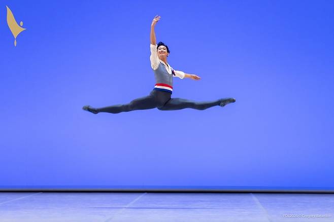 8일(현지시간) 열린 스위스 로잔 발레 콩쿠르에서 ‘파리의 불꽃’ 주요 장면을 선보이고 있는 발레리노 박윤재. 사진제공=로잔 발레 콩쿠르