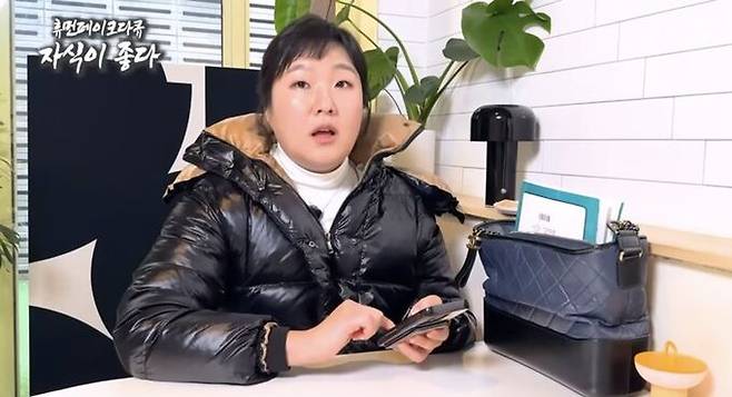 개그우먼 이수지가 지난 4일 자신의 유튜브 채널에 공개한 영상에서 명품 브랜드 ‘몽클레르’의 패딩을 입고 ‘대치동 도치맘’을 연기하고 있다. 유튜브 채널 ‘핫이슈지’ 갈무리