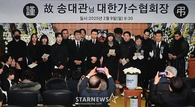 9일 오전 서울 종로구 서울대학교병원 장례식장에서 엄수된 '국민 트로트 가수' 故송대관의 발인제에서 동료가수들이 조가 '해뜰날'을 부르고 있다. /2025.02.09 /사진=이동훈 photoguy@