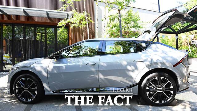 기아도 할인 경쟁에 동참했다. △니로 EV 200만원 △EV6 150만원 △EV9 250만원 △봉고 EV 350만원의 할인이 적용되며, 지난해 생산된 재고 차량에는 추가 할인도 제공된다. 기아 전동화 스포츠유틸리티차량(SUV) '더 뉴 EV6'의 측면 모습. /서예원 기자