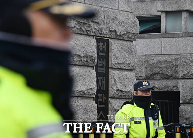 10일 경찰에 따르면 서울 영등포경찰서는 '한복 입고 관광객인 척하면 헌재에 진입할 수 있다'는 내용의 온라인 게시글 관련 신고를 접수하고 게시글 작성자를 추적하고 있다. /이새롬 기자
