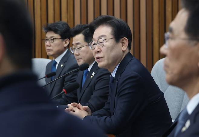 이재명 더불어민주당 대표가 지난 3일 국회에서 '행복하고 정의로운 대한민국, 반도체특별법 노동시간 적용제외 어떻게?'를 주제로 열린 더불어민주당 정책디베이트 3에서 토론회 개최 배경에 대해 설명하고 있다. ⓒ뉴시스