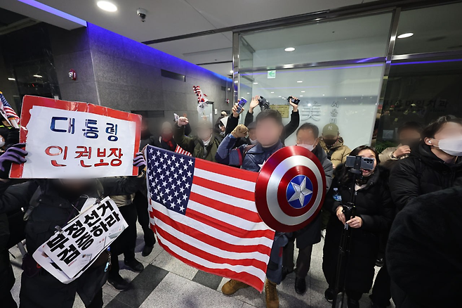 10일 서울 중구 국가인권위원회 전원회의에서 ‘윤석열 대통령 방어권 보장’ 안건이 수정 의결되자 인권위 로비에서 대통령 지지자들이 환호하고 있다. 양회성 기자 yohan@donga.com