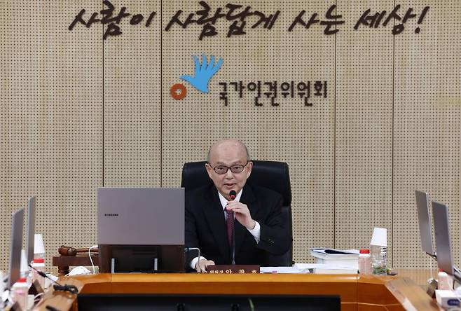 안창호 국가인권위원회 위원장이 10일 서울 중구 국가인권위원회에서 열린 ‘국가인권위원회 2차 전원위원회’에서 발언하고 있다. 2025.02.10. (공동취재)