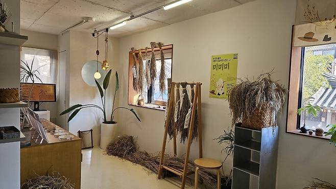 ‘반농반X자급자족연구회’는 지난 1년간의 토종 쌀 농사기록을 소개하고, 직접 수확한 토종 쌀로 밥을 지어 먹으며 도시에서의 자급자족과 생태적 삶의 가능성을 나누기 위해 지난해 12월 7~8일 서울 종로구의 한 공방에서 전시회를 열었다. 반농반X자급자족연구회 제공.