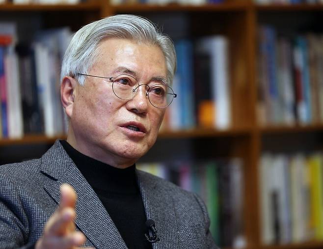 문재인 전 대통령이 7일 오후 경남 양산시 평산마을 자택에서 한겨레와 인터뷰를 하고 있다. 강창광 선임기자 chang@hani.co.kr