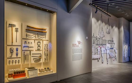 바다를 삶의 터전으로 삼은 사람들, 항만 노동자를 짚어보는 코너 등 바다와 함께 살아가는 사람들도 전시됐다.