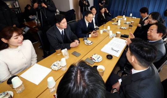 1973년생 이하 친한동훈계 모임인 ‘언더73’이 7일 오후 서울 동작구 김영삼도서관을 찾아 김영삼 전 대통령의 차남인 김현철 김영삼대통령기념재단 이사장과 이야기를 나누고 있다. 뉴시스