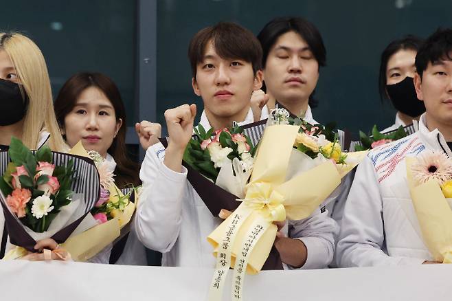 꽃다발 들고 기념사진 촬영하는 박지원. 연합뉴스