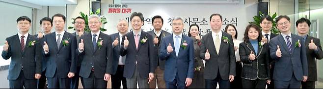 정장수 시 경제부시장(앞줄 왼쪽 네 번째)이 10일 중국 쓰촨성 청두에서 열린 ‘대구시 청두사무소’ 개소식에 참석해 한중 양국 내빈들과 기념촬영을 하고 있다. 대구시 제공