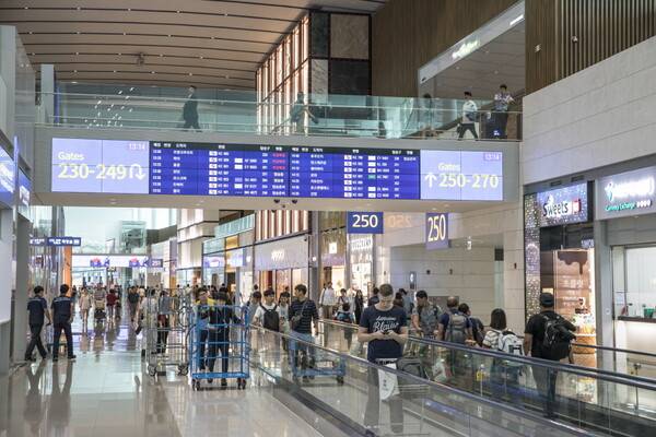 법무부의 출입국 통계월보에 따르면 지난해 내국인 출국자수는 2,872만773명, 외국인 입국자수는 1,696만8,203명으로 집계됐다. 사진은 인천공항 풍경 / 여행신문 CB
