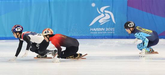 중국 쇼트트랙 스피드 스케이팅 대표팀의 쑨롱은 지난 9일 2025 하얼빈 아시안게임 쇼트트랙 남자 5000m 계주 결승전이 끝난 후 대한민국을 맹비난해 논란을 일으켰다. 이날 중국 대표팀은 레이스 막판 린샤오쥔(한국명 임효준)이 한국의 박지원과 충돌했고 이로 인해 동메달을 받았다. 한국은 페널티를 받아 실격 처리됐다. 이후 쑨룽은 공개적으로 한국이 더럽다며 맹비난했고 중국 언론도 한국의 악의적인 반칙으로 인해 금메달을 놓쳤다며 비난에 동참했다. 연합뉴스