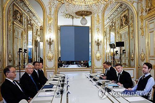 마크롱-中 부총리 회동 (파리 로이터=연합뉴스) 중국 장궈칭 부총리(가운데)가 10일(현지시간) 프랑스 파리 엘리제궁에서 에마뉘엘 마크롱 프랑스 대통령과 만나고 있다. 2025.02.10.