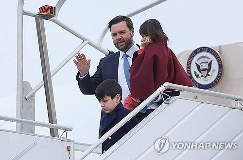 파리 도착한 JD 밴스 미 부통령 (파리 로이터=연합뉴스) JD 밴스 미국 부통령이 10일(현지시간) AI 국제정상회의에 참석하기 위해 프랑스 파리 오를리 공항에 도착하는 모습. 2025.02.10.
