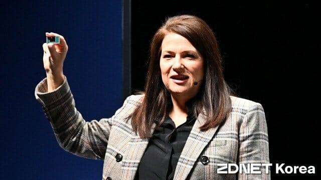 올 하반기 출시될 노트북용 프로세서 '팬서레이크'를 공개하는 미셸 존스턴 홀타우스 인텔 프로덕트 그룹 CEO. (사진=지디넷코리아)