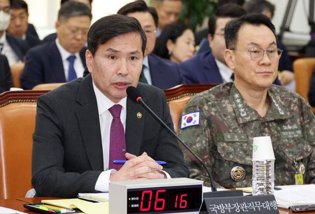 김선호(왼쪽) 국방부 장관 직무대행이 11일 국회에서 열린 국방위원회 전체회의에서 의원 질의에 답변하고 있다. 뉴시스