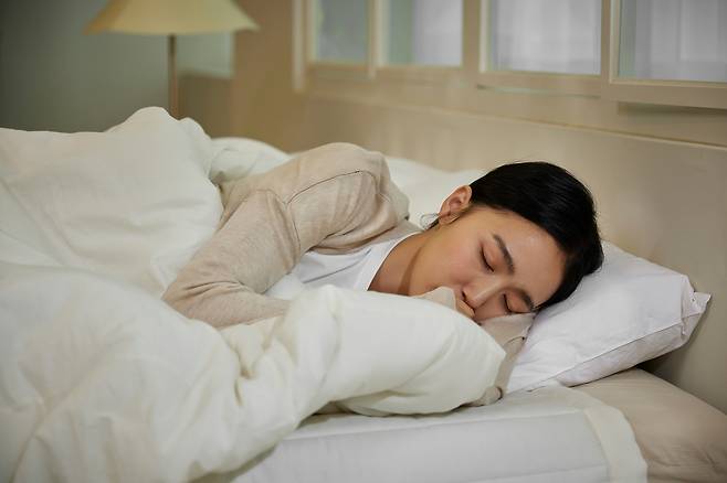 왼쪽으로 돌아누워 자면 역류성 식도염, 변비 등의 증상 완화에 도움이 된다./사진=클립아트코리아