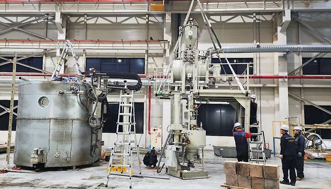 에.이.코 자체 전문가팀이 정밀기계 및 전기설비 해체 작업을 진행 중이다. 에이스이엔지코리아 제공