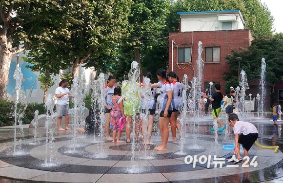지난해 여름 서울 서초구 뒷벌어린이공원 분수대에서 어린이들이 물줄기를 맞으며 무더위를 식히고 있다.