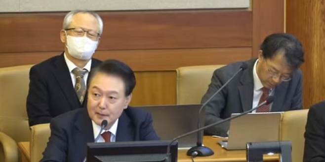 윤석열 대통령이 11일 서울 종로구 헌법재판소에서 열린 본인의 탄핵심판 7차 변론에 출석해 발언하고 있다. (SBS 캡처)