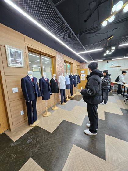 지난 3일 올해부터 남녀공학으로 전환하는 동국대부속여자고등학교(동국대부속가람고등학교)에 입학 등록을 하러 방문한 남자 신입생들이 전시된 남학생 교복을 살펴보고 있다. 동국대부속가람고