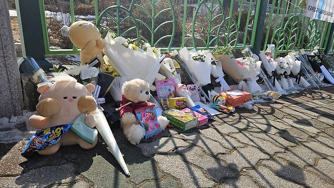 오늘(11일) 오전, 대전 서구 A 초등학교 앞에 놓인 국화꽃과 메모들.