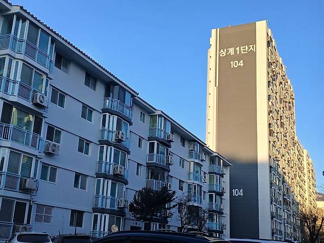 고금리 부담 탓에 영끌족이 울며겨자먹기 식으로 급하게 매도하려는 물건이 쌓이고 있는 서울 노원구 상계1단지 아파트 김희량 기자