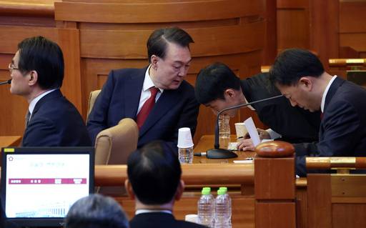 윤석열 대통령이 11일 서울 종로구 헌법재판소에서 열린 본인의 탄핵심판 7차 변론기일에 출석해 대리인과 대화하고 있다. 연합뉴스