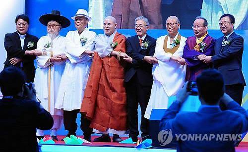 대한민국종교문화축제 (서울=연합뉴스) 김종덕 문화체육관광부 장관이 13일 오후 서울 청계광장에서 열린 '제18회 대한민국종교문화축제'에서 7대 종단 대표 및 참석자들과 화합을 다짐하는 기념 촬영을 하고 있다.
이날 축제는 불교, 기독교, 천주교, 원불교, 유교, 천도교, 민족종교 등 대한민국 7대 종교가 참여해 각 종교의 문화를 알리고 화합의 장을 마련하기 위해 열렸다. 2014.9.13 << 문화체육관광부>>
photo@yna.co.kr