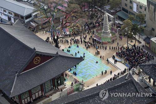 팥죽 공양을 위해 선 긴 줄 (서울=연합뉴스) 윤동진 기자 = 동지인 21일 서울 종로구 조계사에서 팥죽 공양을 위해 불자들이 긴 줄을 서 차례를 기다리고 있다. 2016.12.21 mon@yna.co.kr