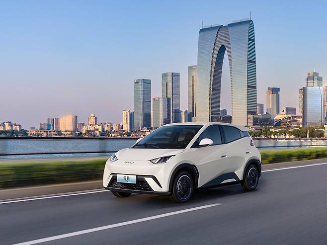 BYD 시걸(Seagull, 海鸥). 1300만원대 최저가 전기차지만 고속도로 주행보조부터 자동주차 기능까지 기본으로 탑재된다.