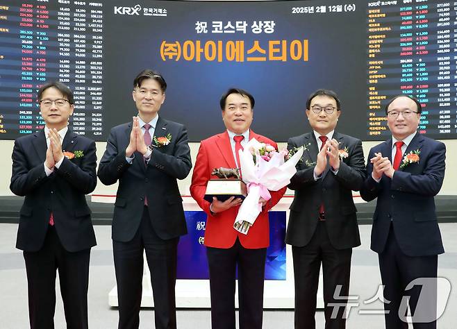12일 오전 서울 영등포구 한국거래소에서 열린 아이에스티이 코스닥시장 상장기념식에서 상장기념패 전달 후 김대영 한국IR협의회 부회장(왼쪽부터), 민경욱 한국거래소 코스닥시장본부장, 조창현 아이에스티이 대표이사, 주태영 KB증권 IB부문장, 강왕락 코스닥협회 부회장이 기념촬영을 하고 있다. (한국거래소 제공. 재판매 및 DB 금지) 2025.2.12/뉴스1