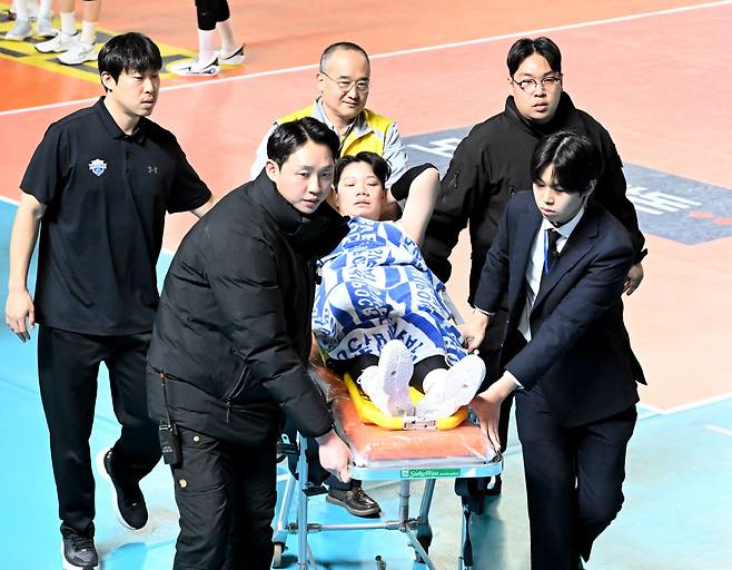 현대건설 위파위가 부상으로 들것에 실려 나가고 있다. 사진제공=KOVO