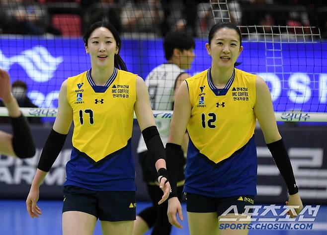 11일 수원체육관에서 열린 V리그 현대건설과 도로공사의 경기. 현대건설 고예림, 이다현이 득점 후 환호하고 있다. 수원=박재만 기자 pjm@sportschosun.com/2025.02.11/