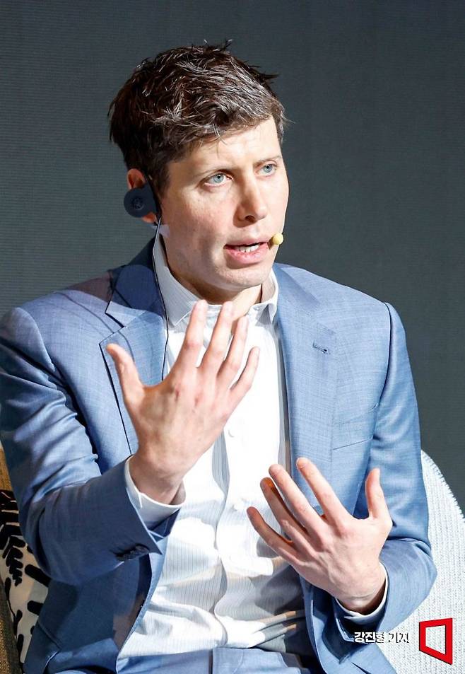 챗GPT 개발사 오픈AI 창업자인 샘 올트먼 최고경영자(CEO)가 이달 4일 서울 중구 플라자호텔에서 열린 '카카오 미디어데이'에 참석해 정신아 카카오 대표와 대담하고 있다. 샘 올트먼은 11일(현지시간) 일론 머스크 테슬라 CEO의 오픈AI 인수 제안에 "말도 안 되는 소리"라며 인수설을 일축했다. 강진형 기자