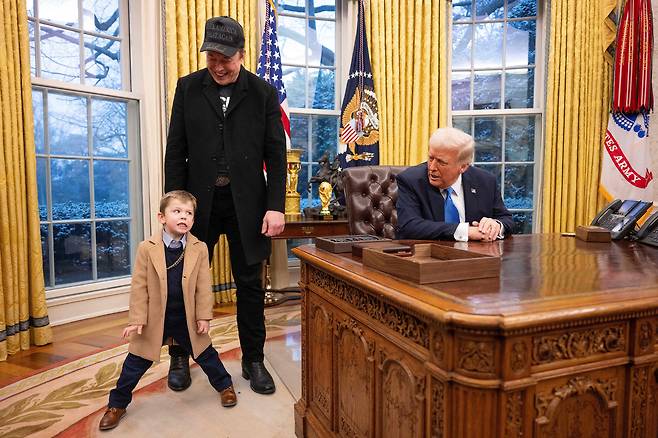 11일(현지시간) 백악관 트럼프 대통령 집무실에 아들과 함께 나타난 일론 머스크. /AFP 연합뉴스