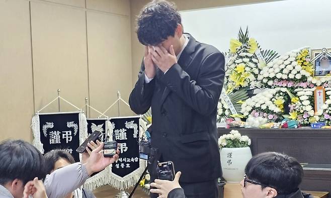 고 김하늘(8)양 아버지가 12일 오전 딸의 빈소에서 기자들을 만나 입장을 말하다 흐르는 눈물을 닦고 있다. 최예린 기자