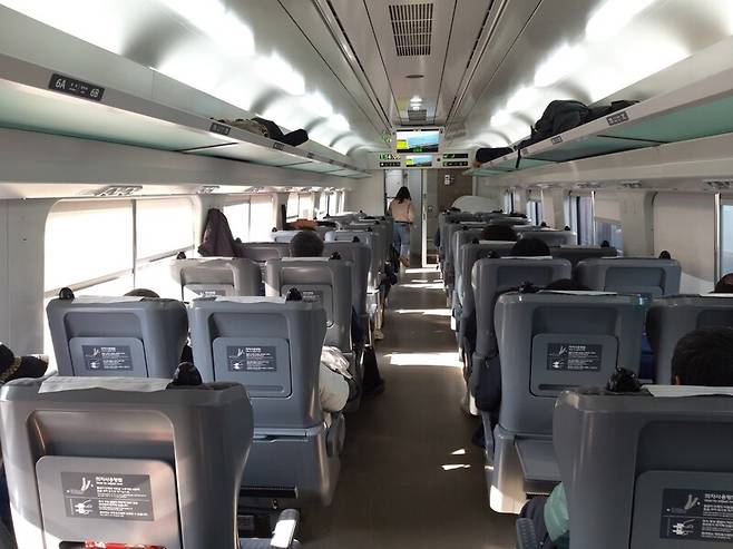 부산 부전역~강원도 강릉역 간 동해선 노선을 달리는 기차는 쾌적하고 편리했다. 김광수 선임기자