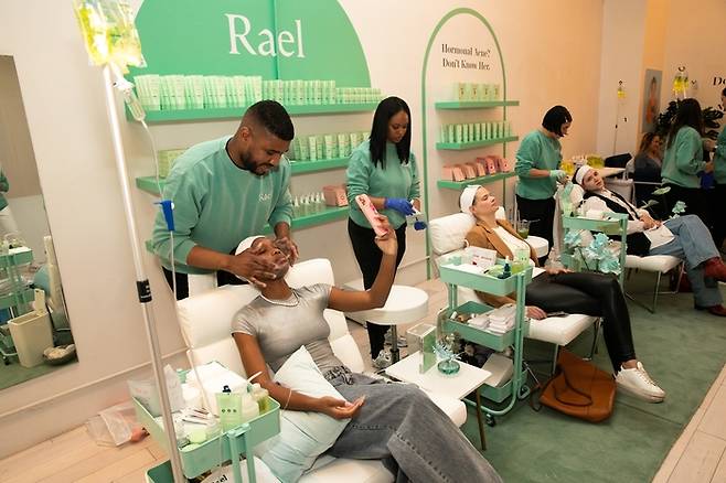뉴욕에서 진행한 라엘 뷰티 미국 행사에 소비자들이 제품을 체험하고 있는 모습.