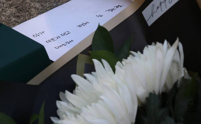 지난 10일 대전 서구 한 초등학교에서 8세 아동이 교사가 휘두른 흉기에 사망하는 사건이 발생했다. 11일 해당 초등학교 앞에 피해 아동을 추모하는 꽃과 편지가 놓인 모습./사진=뉴스1