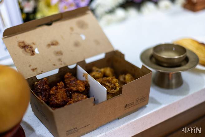 기범씨가 좋아하던 치킨이 영정 앞에 놓여 있다. ⓒ시사IN 신선영
