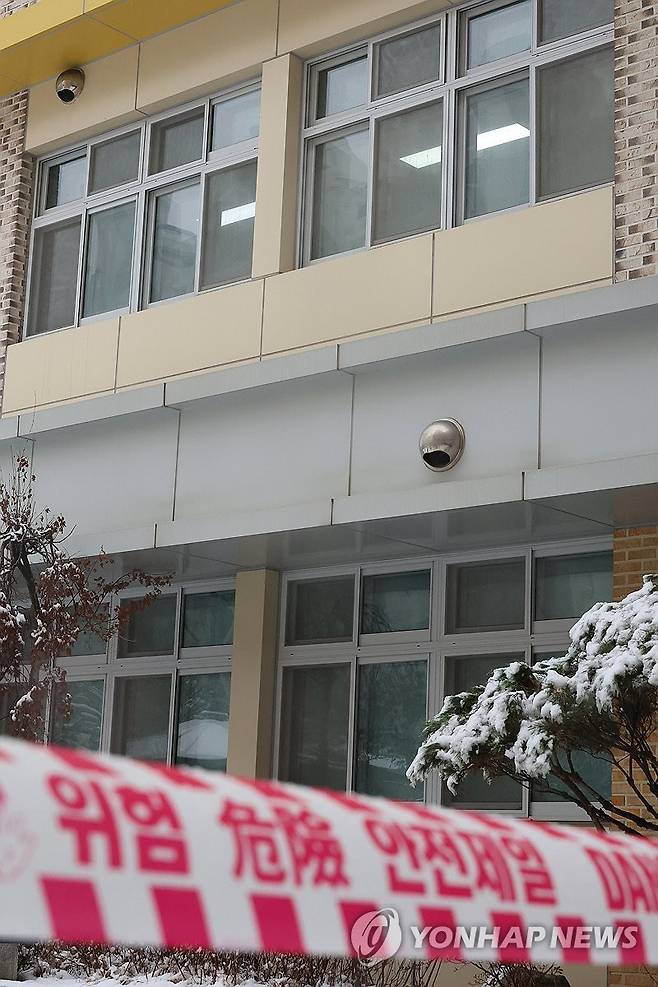 불 켜진 돌봄교실반 (대전=연합뉴스) 강수환 기자 = 대전 초등학생 김하늘 양 피살사건이 발생한 대전 서구의 한 초등학교에서 12일 오전, 하늘이가 있었던 돌봄교실인 2학년 3반 교실의 불이 켜져 있다. 경찰은 이날 학교 동의를 구해 학교에서 수사 관련 자료 등을 수집하고 있다. 2025.2.12 swan@yna.co.kr