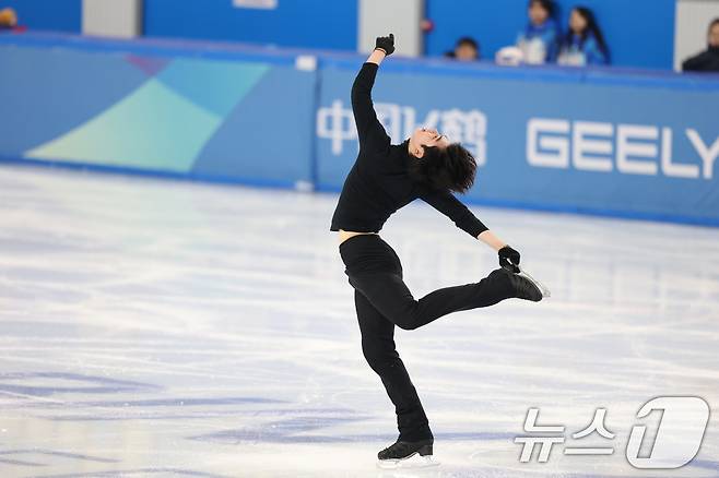 하얼빈 동계아시안게임에 출전하는 한국 피겨 차준환이 10일(현지시간) 중국 헤이룽장성 하얼빈 빙상훈련센터 다목적홀에서 훈련하고 있다. 2025.2.10/뉴스1 ⓒ News1 이승배 기자